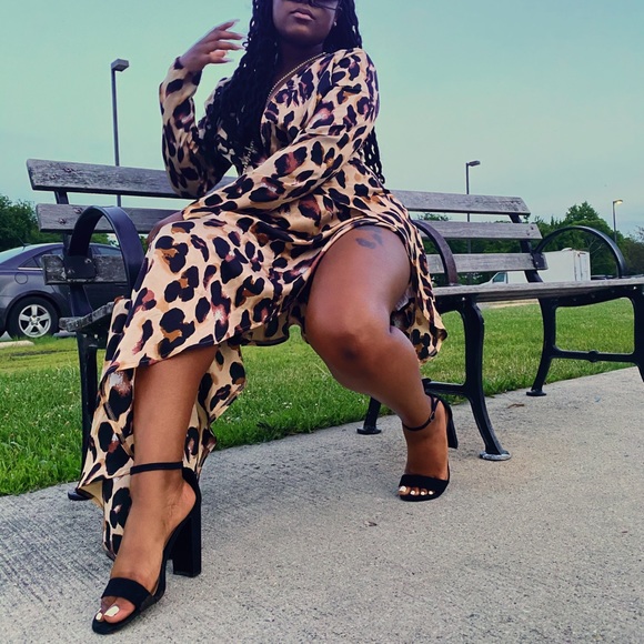 Satin leopard dress - Picture 2 of 3